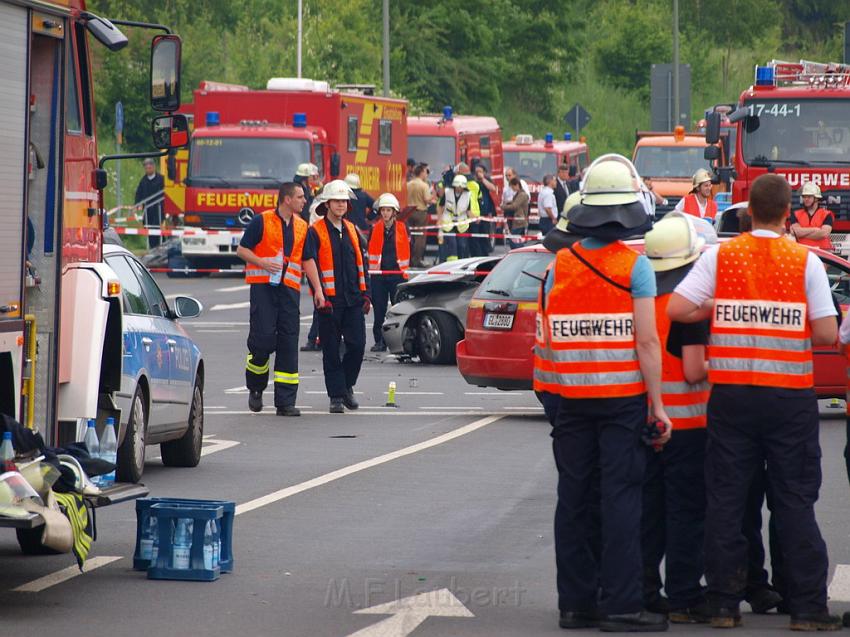 Schwerer Unfall mit Reisebus Lohmar Donrather Dreieck P293.JPG